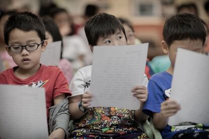 Unos niños asisten a una clase de ingles en la escuela Nature EQ en Hong Kong, 29 de septiembre de 2013.