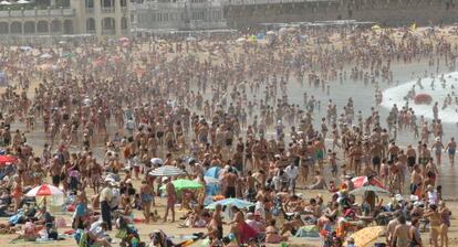 Aspecto que presentaba este mediodía la playa de La Concha de San Sebastián.