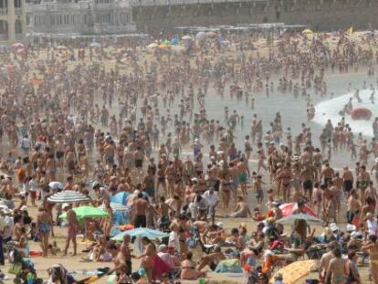 Aspecto que presentaba este mediodía la playa de La Concha de San Sebastián.