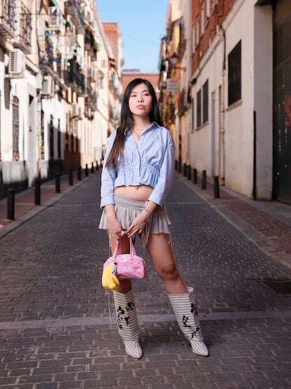 Ouyang Zhu. Comunicadora y activista (Santiago de Compostela, 25 años). Creadora en 2023 del podcast Generación Banana (así se conoce a los hijos nacidos en España de migrantes chinos).