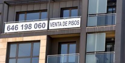 Un cartel de venta de pisos.