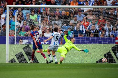 La guardameta de la Real Sociedad, Elene Lete (d), no consigue evitar un tanto durante la final de la Copa de la Reina de fútbol que FC Barcelona y Real Sociedad disputan este sábado en el estadio de La Romareda, en Zaragoza.