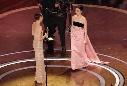 Emma Stone le entrega el Oscar a mejor actriz a Mikey Madison por 'Anora', esta noche en Hollywood.