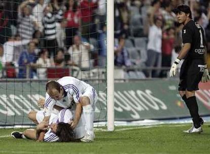 Robben abraza a Sergio Ramos tras el gol de éste.