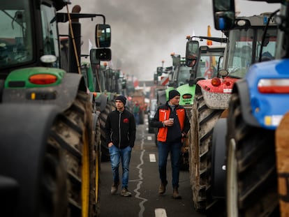 Dos agricultores entre tractores que bloquean la autopista A4 en Jossigny, al este de París, el 30 de enero.