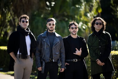 El grupo musical Arde Bogotá, premiados por fenómeno musical del año, en el Palacete Albéniz de Barcelona. 