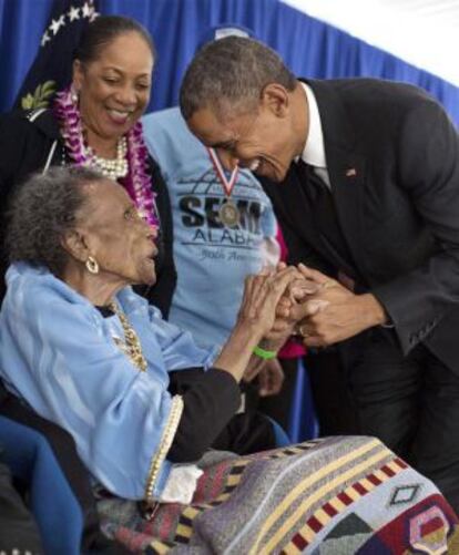 Amelia Boynton saluda a Barack Obama en Selma, Alabama, a principios de este año.