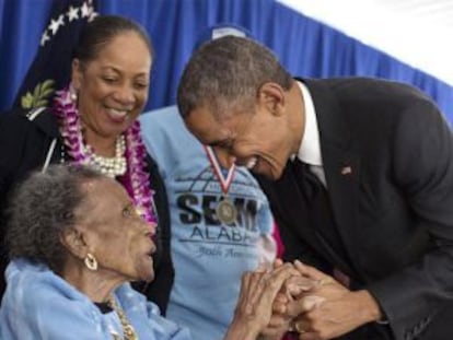 Amelia Boynton saluda a Barack Obama en Selma, Alabama, a principios de este a&ntilde;o.