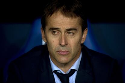 El entrenador español Julen Lopetegui en el banquillo de La Rosaleda, en Málaga.