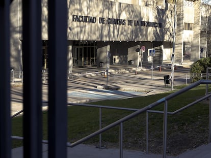 Facultad de Ciencias de la Información de la Universidad Complutense, tras el cierre por el estado de alarma.