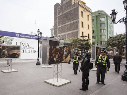 Una ciudadana y dos policías se acercan a una de las obras expuestas durante 'El Museo del Prado en Lima', en la capital peruana.