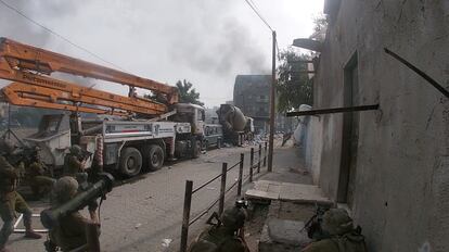 En una foto distribuida por el Ejército israelí, soldados israelíes en una calle de Yabalía, en el norte de Gaza.