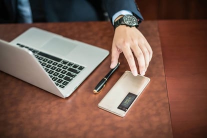 El PRO7 de la compañía asiática Meizu muestra la hora en su pantalla trasera.