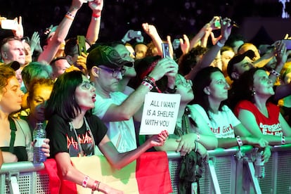 La primera fila frente al escenario en el concierto de Def Leppard y Mötley Crüe. Auditorio Miguel Ríos. Madrid. 24/06/2023. 

                     