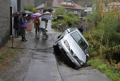 Un automóvil ha volcado al hundirse el firme de la calzada en Figueirido (Pontevedra), debido al temporal de lluvia y viento de las últimas horas en Galicia, que ha causado caída de árboles, desprendimientos y cortes de tramos en tres carreteras