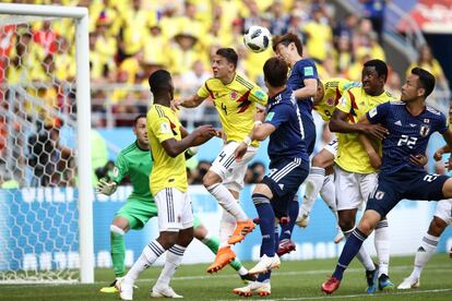 El jugador japonés Yuya Osako remata de cabeza para anotar el segundo gol de su equipo.