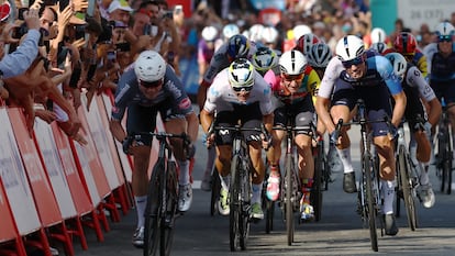 Philipsen, vencedor del sprint sobre Vernon y Aular.