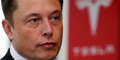 FILE PHOTO: Tesla Motors Inc Chief Executive Elon Musk pauses during a news conference in Tokyo