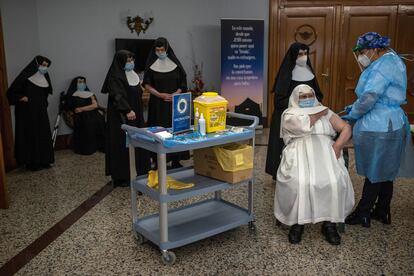 Una sanitaria vacuna a una monja en la Residencia San José, en Galicia.