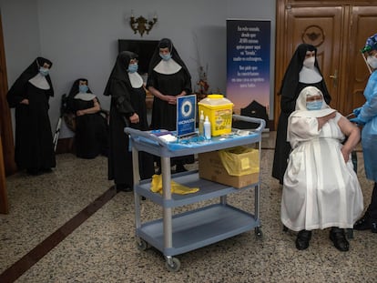 A nun receives the Covid-19 vaccine in Galicia