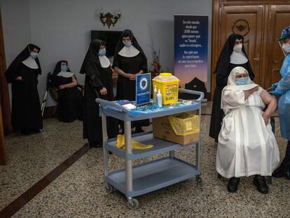 Una sanitaria vacuna a una monja en la Residencia San José, en Galicia.