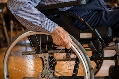 Un hombre conduce una silla de ruedas en una residencia de Madrid.