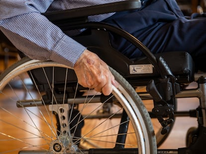Un hombre conduce una silla de ruedas en una residencia de Madrid.