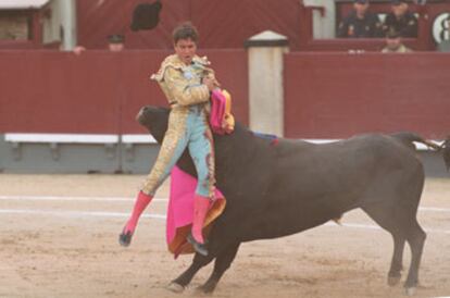 Antonio Barrera, cogido por el segundo toro de su lote.