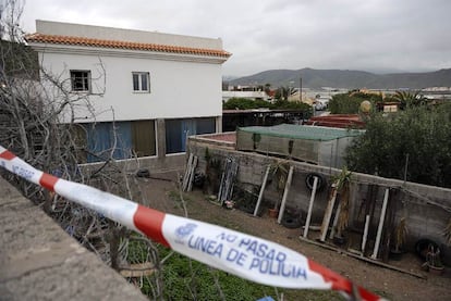 La casa del presunto pederasta en Agüimes, precintada por la policía.
