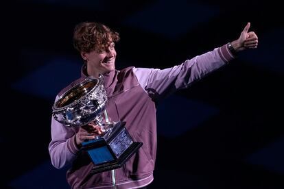 Sinner posaba con el trofeo de campeón, este domingo en Melbourne Park.