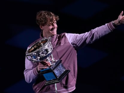 Sinner posaba con el trofeo de campeón, este domingo en Melbourne Park.