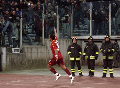 Mancini, de la Roma, celebra su gol, el segundo del partido, durante el partido de ida de los octavos de final de la Liga de Campeones.