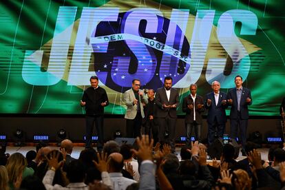 A la izquierda, Jair Bolsonaro reza durante una ceremonia del Pastor Silas Malafaia, en el cumpleaños del líder religioso en una iglesia evangélica de Río de Janeiro, el 15 de septiembre.