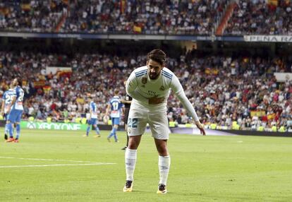 Isco hace una reverencia al p&uacute;blico del Bernab&eacute;u tras marcar el 1-0. 