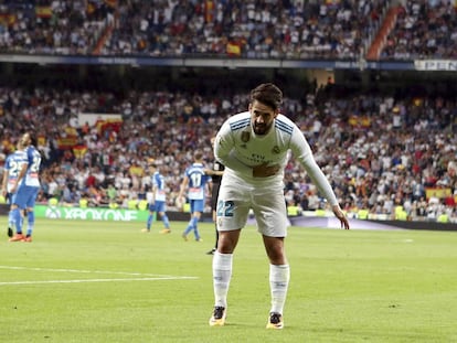 Isco hace una reverencia al p&uacute;blico del Bernab&eacute;u tras marcar el 1-0. 