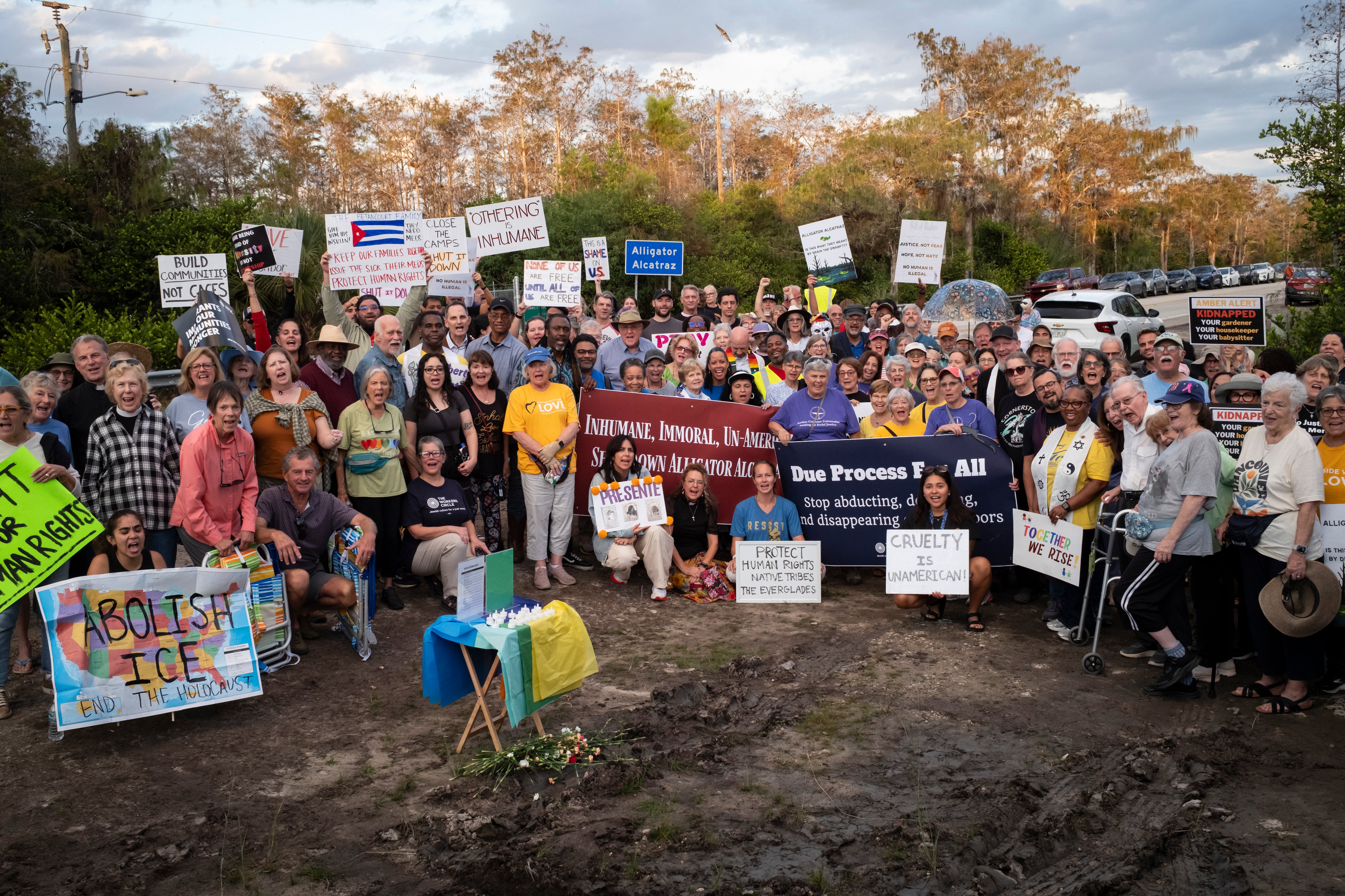 La vigilia dominical en Alligator Alcatraz crece en desafío a la política migratoria de Trump
