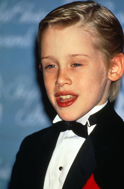 Macaulay Culkin llegó a convertirse en la mitad de la década de los noventa en la estrella infantil que más dinero cobró de la historia del cine, por 'The Pagemaster' (1994) y 'Richie Rich' (1994) se embolsó ocho millones de dólares. Una fortuna que hizo que sus codiciosos padres comenzaran una batalla legal encarnizada por su custodia tras su separación en 1995. En la foto, el actor en unos premios en 1991.