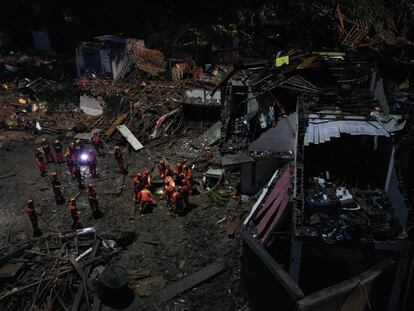 Equipos de rescate buscan las víctimas del deslizamiento de tierra