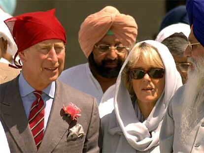 El príncipe Carlos y su esposa, Camila, durante la visita al templo sij de Anandpur, en el Punjab (India).