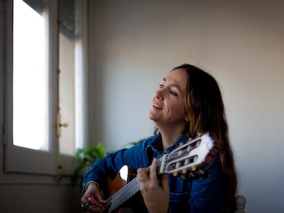 Paula Ribó, conocida artísticamente como Rigoberta Bandini, en su casa de Barcelona.