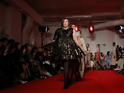 Lena Dunham debuta desfilando para 16Arlington en Londres