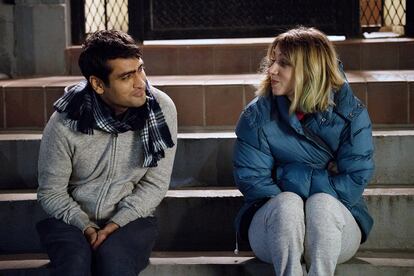 Kumail Nanjiani y Zoe Kazan, en una secuencia de la película semibiográfica ‘The Big Sick’.