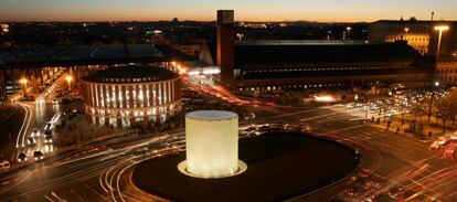 Vista nocturna del monumento en recuerdo y homenaje a las víctimas del atentado del 11-M. Es una gran estructura de cristal, un monolito con una altura de 11 metros y un diámetro de 9,5.