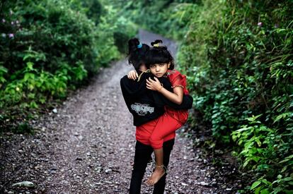 Santoshi, con su hermana Rupa en brazos, en 2014. Hay 168 millones de niños en el mundo de entre 5 y 17 años en situación de explotación infantil. Santoshi tiene que ocuparse de la casa, lavar los platos, preparar la familia y cuidar de sus hermanos, en una familia de siete miembros.
