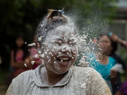 Una mujer juega a un juego con ingredientes para hacer pasteles como parte de las festividades locales que marcan el 70º Día de la Independencia de Myanmar, en Rangún (Birmania).