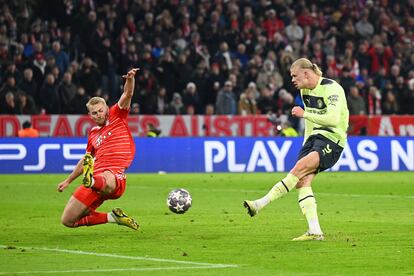 Erling Haaland remata para marcar el tanto del City en la vuelta de cuartos de final contra el Bayern.