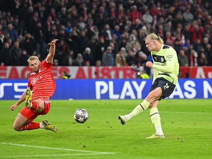 Erling Haaland remata para marcar el tanto del City en la vuelta de cuartos de final contra el Bayern.