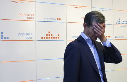 El portavoz parlamentario y secretario general del PP valenciano, Ricardo Costa, la noche que fue cesado de todos sus cargos por la dirección nacional del Partido Popular en octubre de 2009.