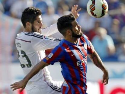 Isco y Raúl García disputan un balón.