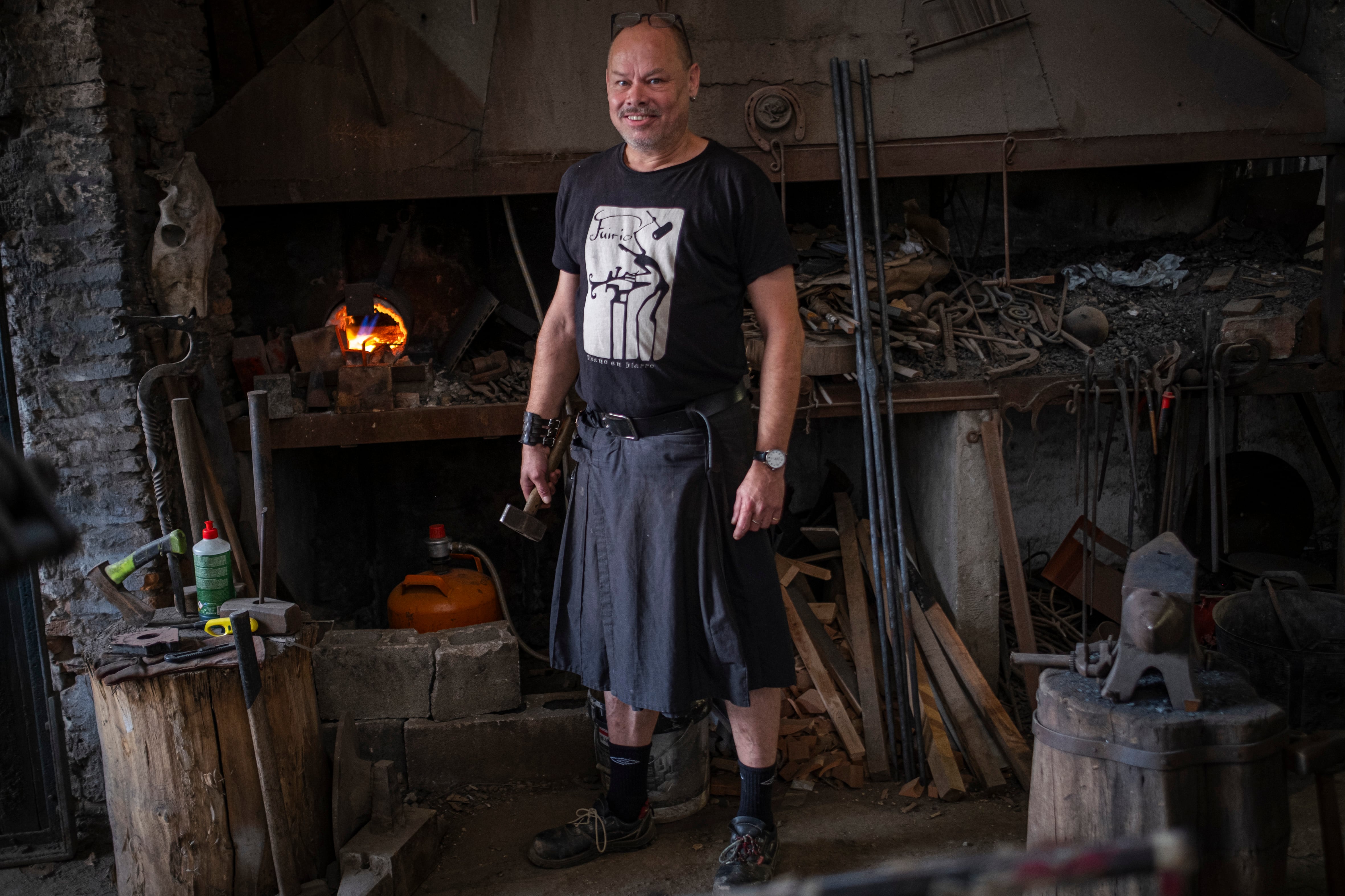 Alex Richter, herrero de 57 años, en su taller del Pasaje Mallol en Sevilla.
FOTO: PACO PUENTES (EL PAÍS)